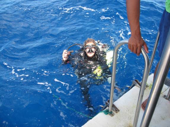 Preparando-se para mergulhar na Corveta, em Fernando de Noronha - PE